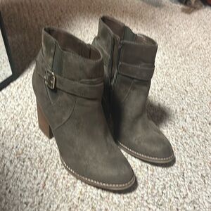 Also green suede ankle boot